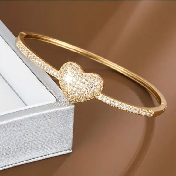 Luxury Exquisite Heart Gold Diamond Bangle Bracelet - Picture 2 of 4